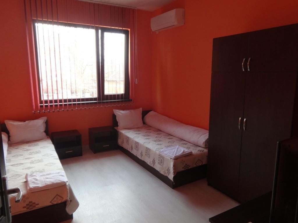 Guest House Karaulanov Elhovo  Екстериор снимка
