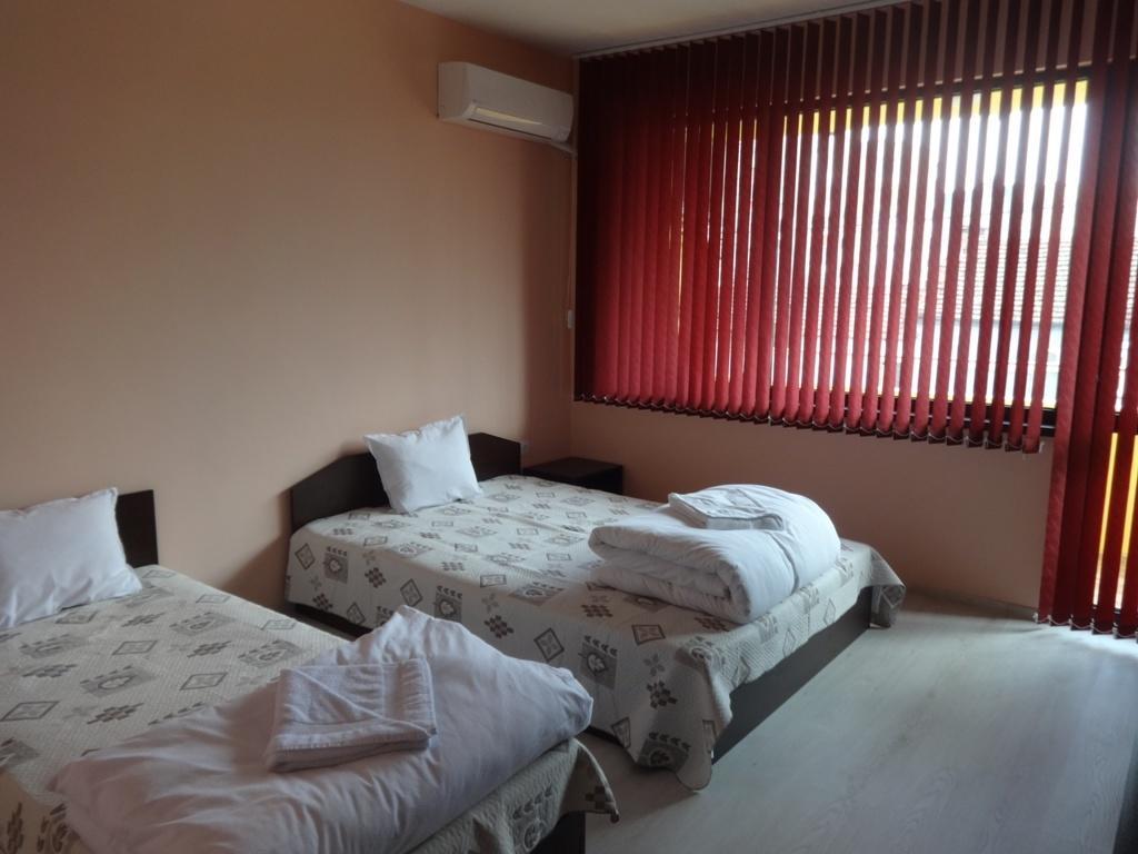 Guest House Karaulanov Elhovo  Екстериор снимка