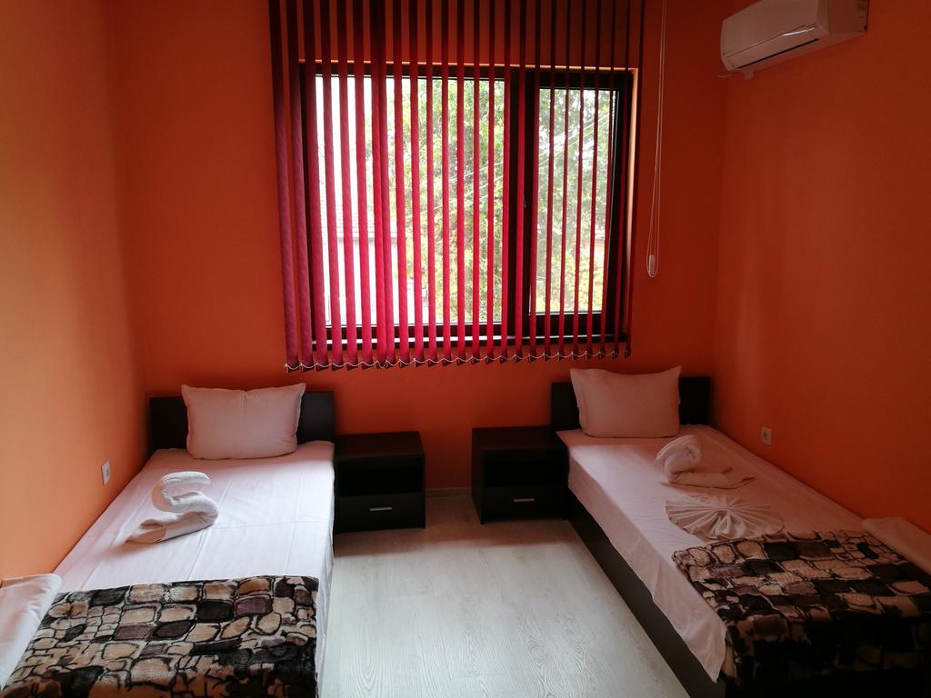 Guest House Karaulanov Elhovo  Екстериор снимка