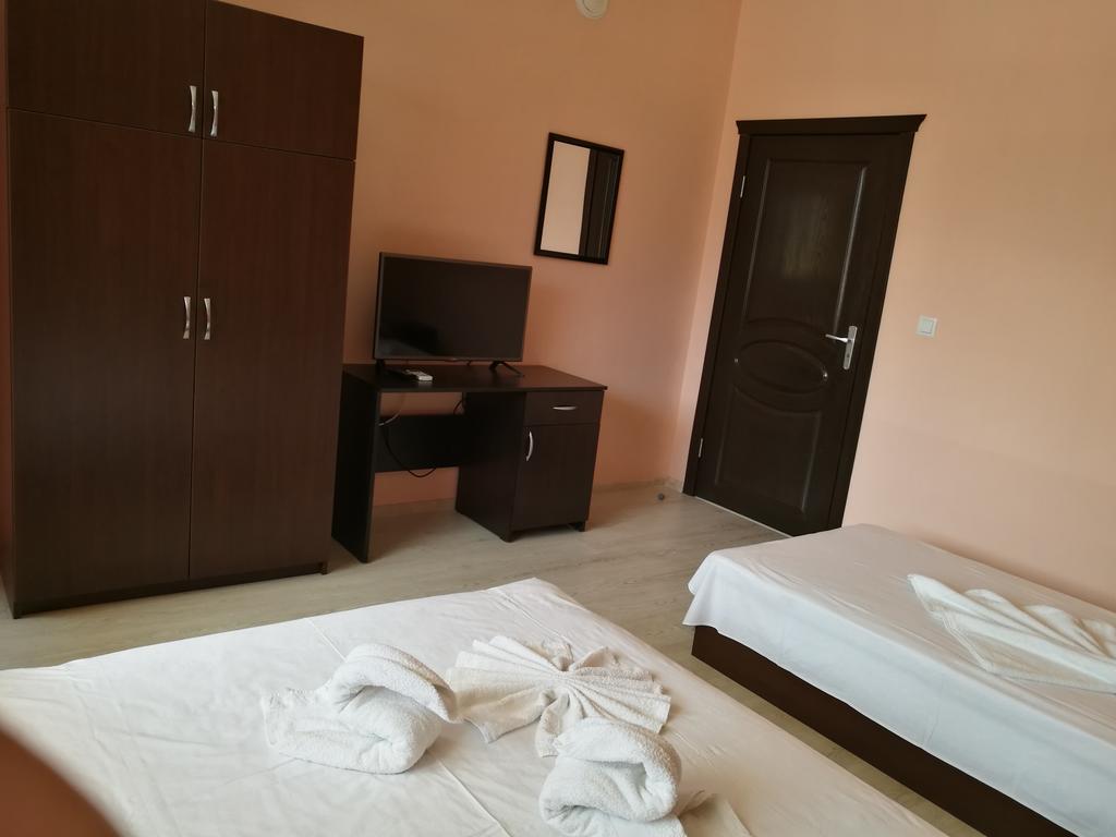 Guest House Karaulanov Elhovo  Екстериор снимка