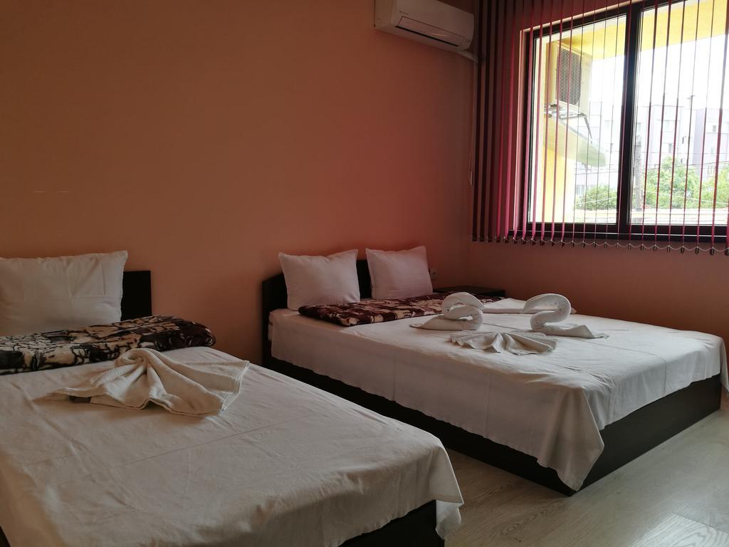 Guest House Karaulanov Elhovo  Екстериор снимка