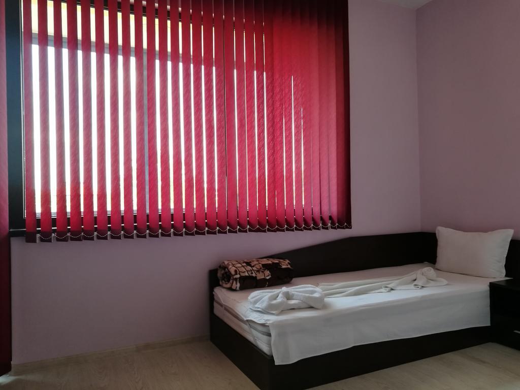 Guest House Karaulanov Elhovo  Екстериор снимка