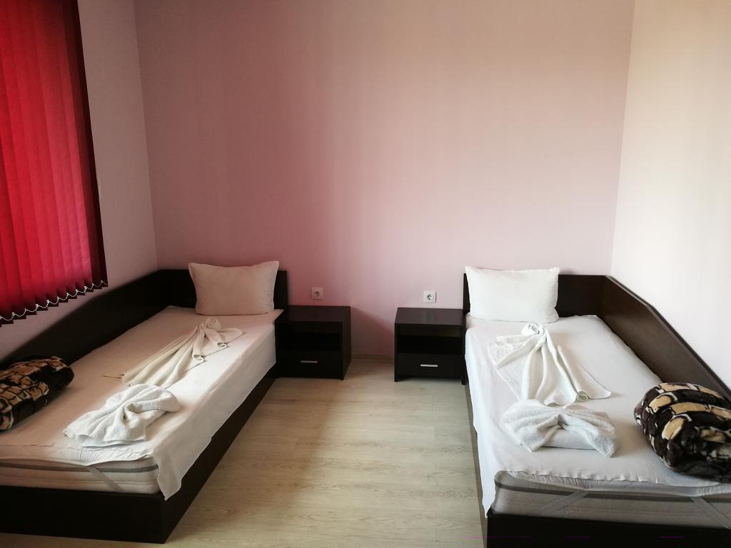 Guest House Karaulanov Elhovo  Екстериор снимка