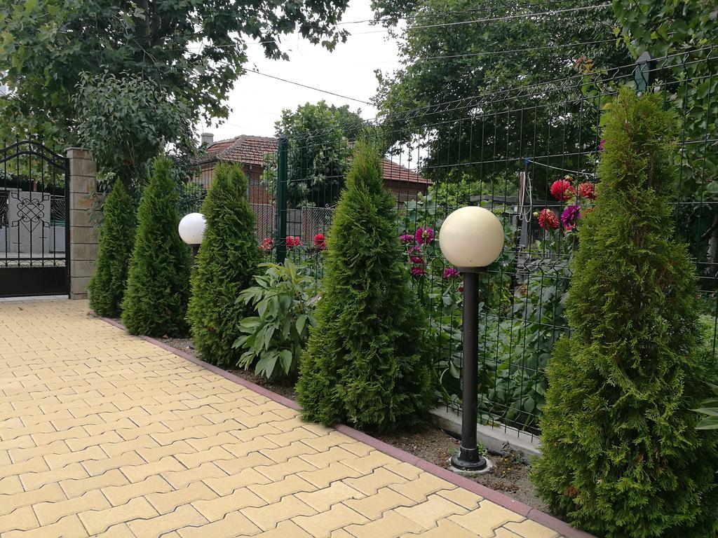 Guest House Karaulanov Elhovo  Екстериор снимка